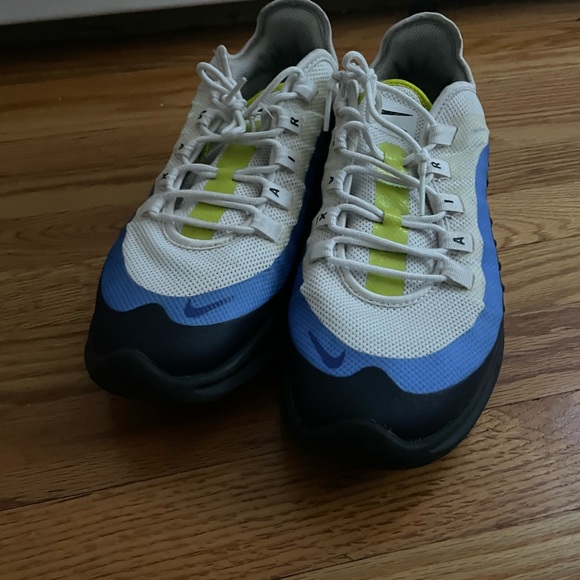 Men’s Nike Air Max Axis Sneakers - Picture 3 of 9